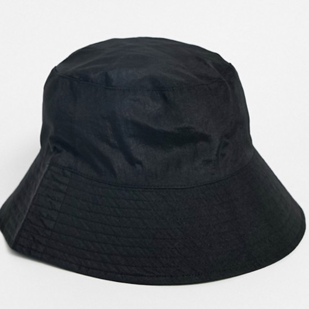 URBAN OUTFITTERS BUCKET HAT